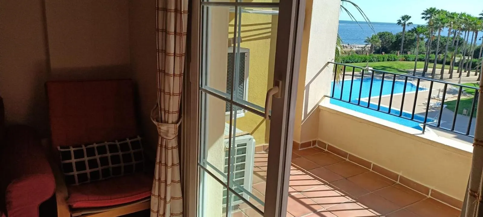 Apartamento Residencial Los Cisnes primera linea playa Isla Canela España