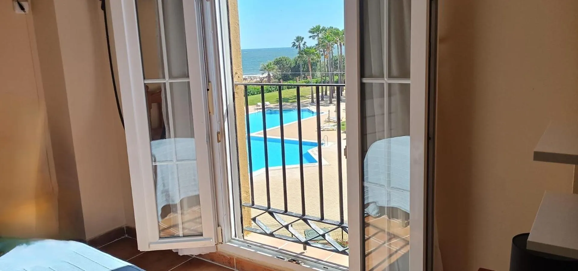 Apartamento Residencial Los Cisnes primera linea playa Isla Canela